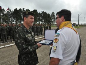 Soldados recebem homenagem dos desbravadores em comemoração ao seu dia
