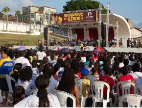 Fiéis acompanham a celebração do projeto Quebrando o Silêncio na praça Maria Aragão em São Luís - MA