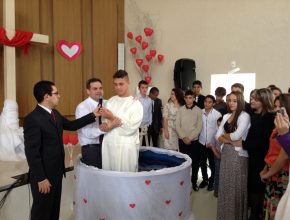 Semana de Oração começou e terminou com batismos de alunos.