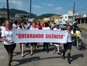 Membros em Itajaí realizam passeata contra exploração sexual