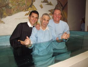 [Crédito foto: Gabriela Sabino] - Mega Missão atrai pessoas para o batismo