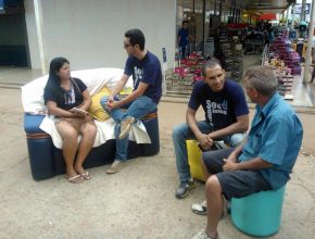 Jovens Adventistas de Brasília levam sofá para calçada de avenida comercial