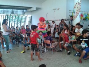 Voluntários envolvem crianças em atividades de cunho educativo