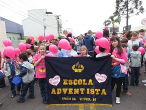 Escola Adventista União da Vitória participa de caminhada contra o câncer de mama