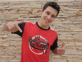 Ednei Paulo Passamae guarda com carinho a camiseta do Calebe 1.0, quando participou pela primeira vez do projeto 