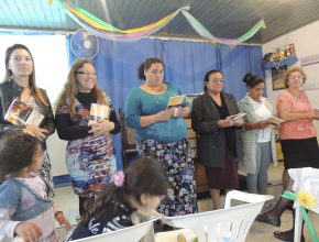 Mulheres recebem convites para estudar a Bíblia durante chá evangelístico