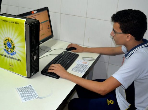 Computadores foram preparados para receber e computar os votos das eleições na escola.