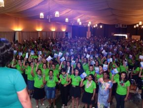 Milhares de mulheres participam de um seminário evangelístico