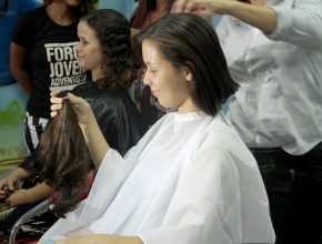 Mulheres Adventistas do Tocantins doam cabelos participando do Outubro Rosa