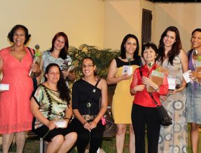 Chá entre amigas motiva 30 mulheres a iniciarem estudos bíblicos