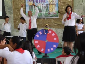 Meninos e meninas assumem compromisso de pregar a bíblia em Ji-Paraná