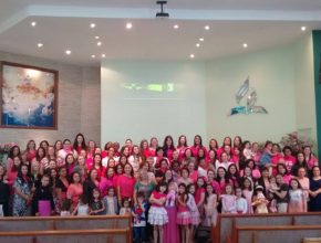Adventistas do Bairro Monte Belo, em Gravataí, vestem a camisa do outubro rosa