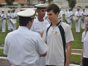 Estudante do CAF-E recebe premiação da Marinha