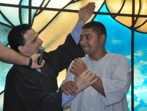 Pastor evangélico é batizado na Igreja Adventista em Florianópolis