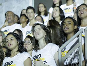 Maior vigília do RJ reúne 4 mil jovens