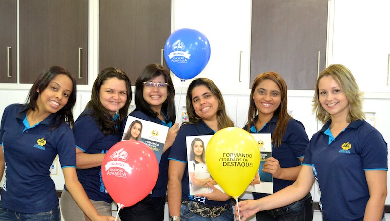 Equipe de secretaria uniformizada para receber pais e visitantes ao Colégio Adventista de São Luís. 