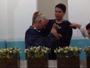Francisco se emociona ao ser batizado