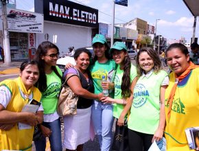 Calebes promovem Dia do Abraço e emocionam cidadãos de Araguaína