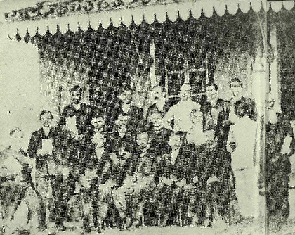 A imagem de junho de 1909 foi tirada durante o primeiro Curso de Colportagem realizado em território nacional. Guilherme Stein Jr., sentado, é o terceiro da direita para a esquerda.
