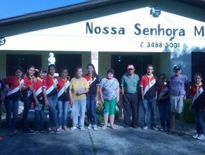 Idosos de asilo municipal recebem visita dos desbravadores de Gravataí (RS)