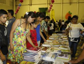 O evento contou com mais de 250 caixas, nelas haviam livros, Bíblias, CDs, DVDs e outros artigos.