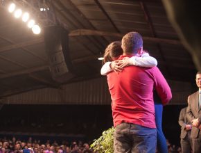 Natiele subiu no palco na frente de mais de 18 mil pessoas e pediu ao seu pai que aceitasse a Jesus.
