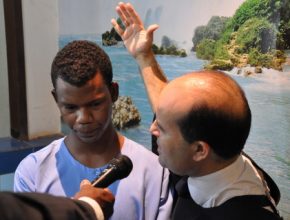 Batismo impacta visitantes na Semana de Evangelismo