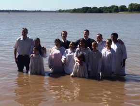 Semana Viva com Esperança é finalizada com batismos no rio em Charqueadas (RS)