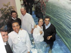 Cerimônias batismais marcam encerramento do evangelismo Viva com Esperança