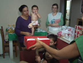Igreja Central de Florianópolis distribui donativos e amor