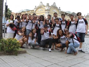 Jovens dedicam duas semanas das férias para trabalho voluntário em Porto Alegre