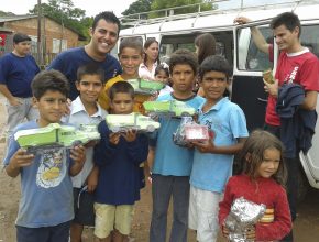 50 famílias são beneficiadas com cestas básicas da campanha do Mutirão de Natal