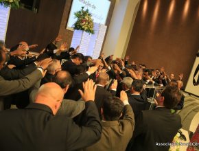 Cerimônia solene ordena pastor ao ministério