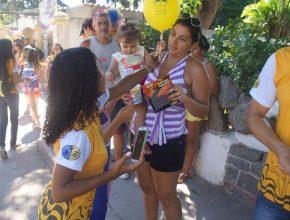 Jovens levam esperança para famílias de Paquetá