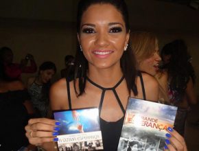 Priscila Antunes foi uma das alunas presenteadas com o livro e o DVD A Grande Esperança 