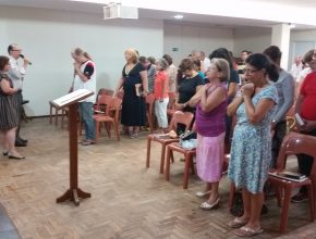 Cultos matutinos recebem cerca de 50 pessoas envolvidas em projeto mundial de oração