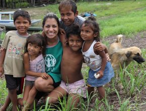 Voluntários dedicam férias para ajudar ribeirinhos no Amazonas