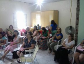 Mulheres adventistas aproveitam reunião social para evangelizar