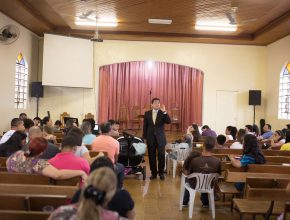 Pastor Vinicius Marqueto, capelão do Centro de Vida Saudável, fala sobre a importância da oração para o desenvolvimento da vida cristã.