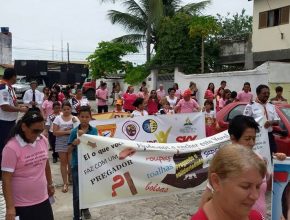 Passeata homenageia mulheres e lança projetos sociais na comunidade
