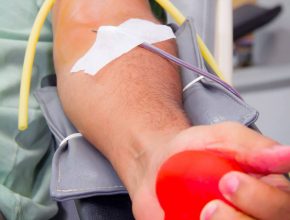 Ação inusitada motiva universitários a doar sangue