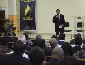 Escola prepara evangelistas para fazerem conferências públicas