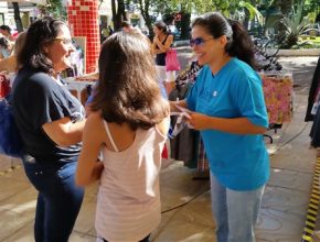Adventistas saem às ruas para presentear as mulheres da comunidade