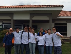 Os 10 jovens são participantes do projeto mundial "Um ano em Missão"