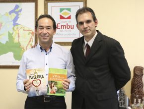 Prefeito Chico Brito recebe literatura do pastor Elieder Silva