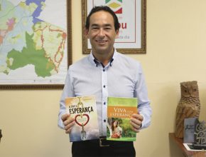 Prefeito de Embu das Artes recebe literatura sobre saúde
