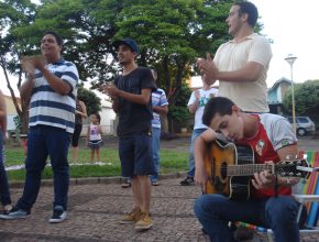 Jovens realizam encontros em praças para aumentar a fraternidade entre cidadãos