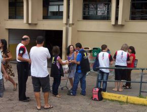 Jovens adventistas praticam a solidariedade em supermercado de Porto Alegre