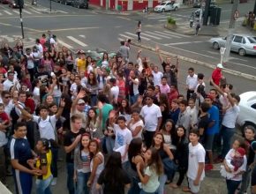 Jovens do PR realizam flash mob e levam carinho a moradores de rua