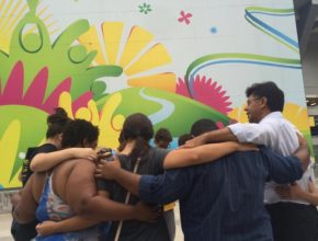 Os jovens da Igreja Adventista de Vila Isabel realizou passeata ao redor do Maracanã em dia de jogo. A juventude se uniu e levou abraços, sorrisos e livros com mensagens especiais aos torcedores e turistas que passavam pelo estádio.